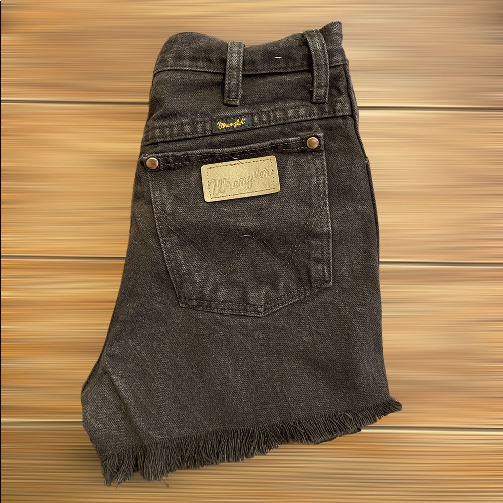 Rare🤎 Wrangler high waisted distressed shorts 27”
